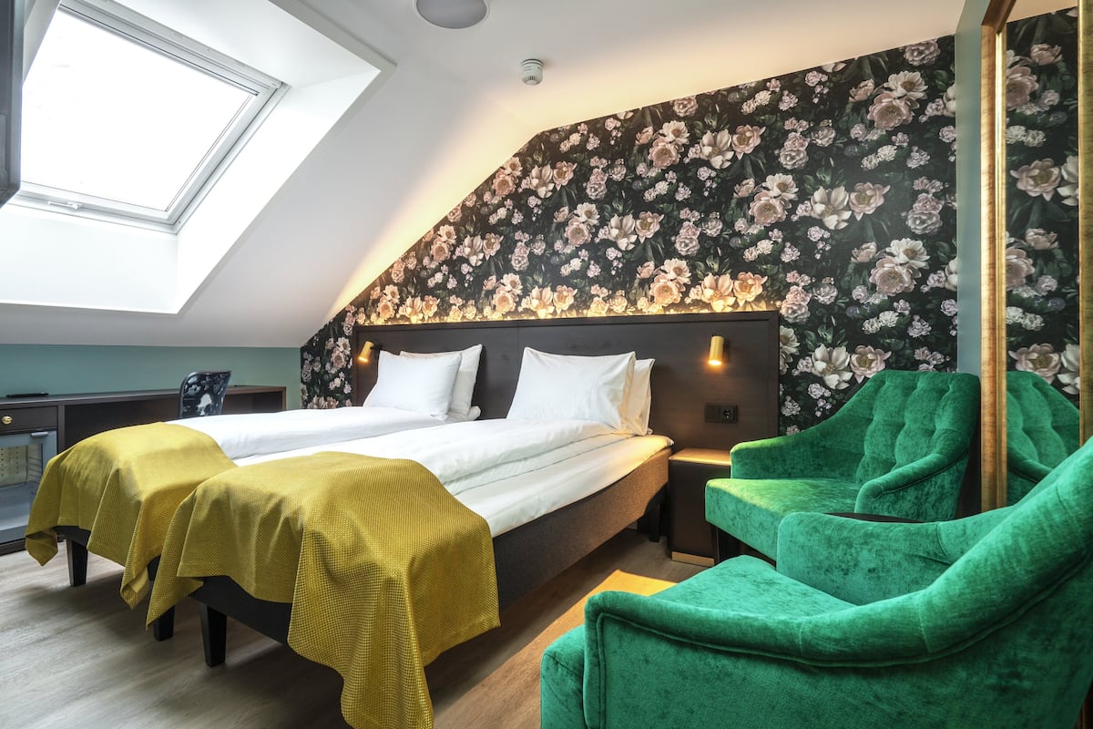Ropa de cama de alta calidad, colchones con pillow-top y minibar