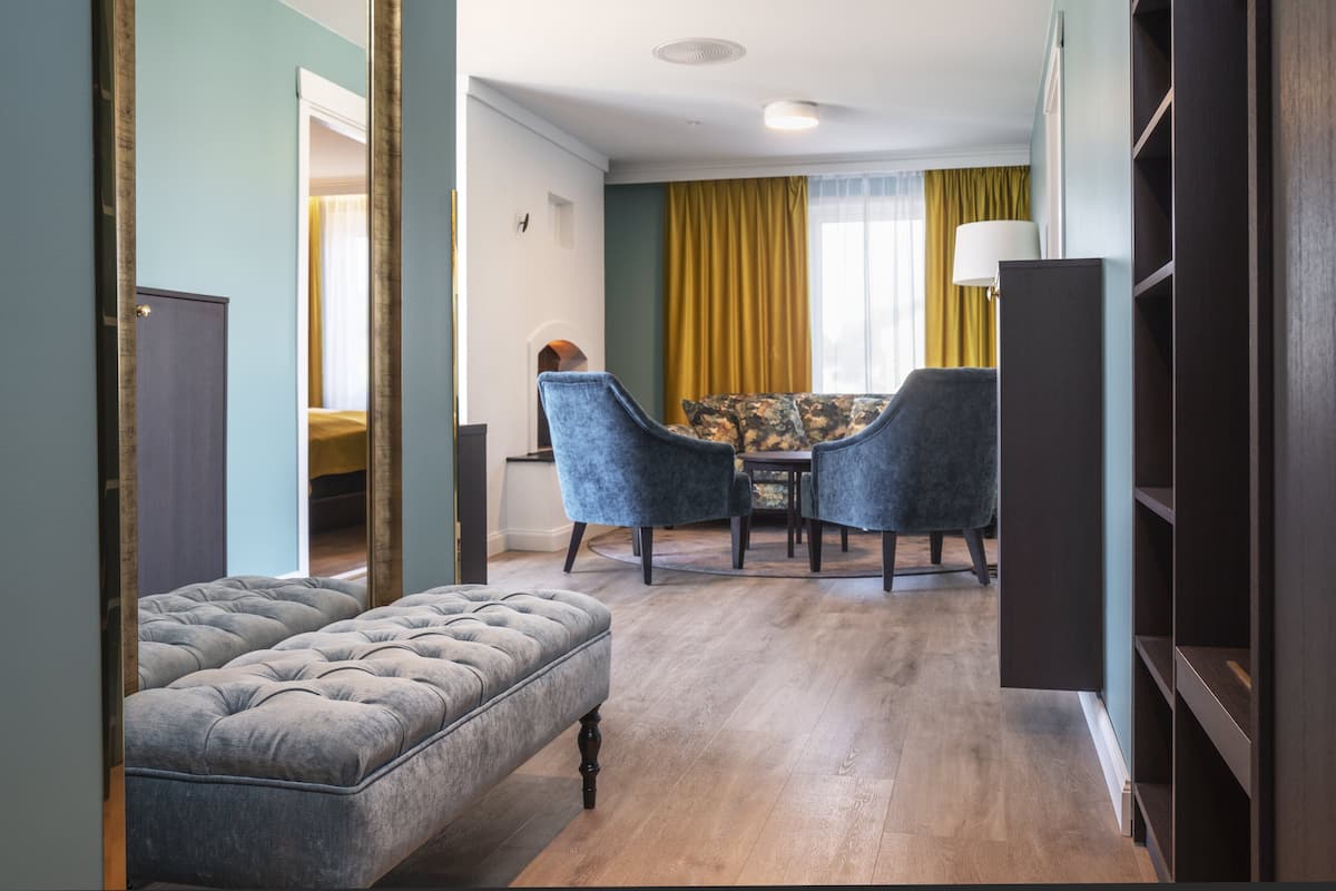 Premium bedding, pillowtop beds, minibar, desk