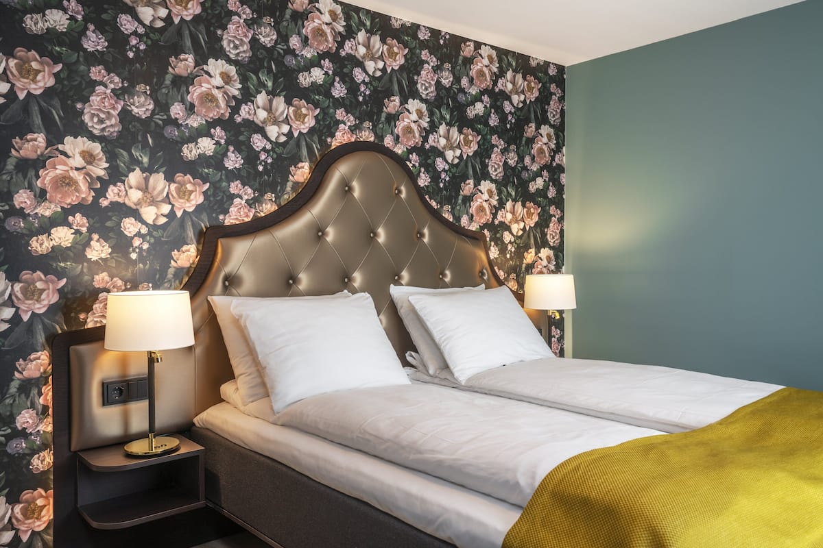 Ropa de cama de alta calidad, colchones con pillow-top y minibar