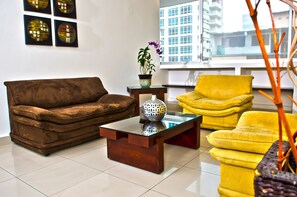 Suite, 1 King-Bett | Wohnzimmer | Fernseher