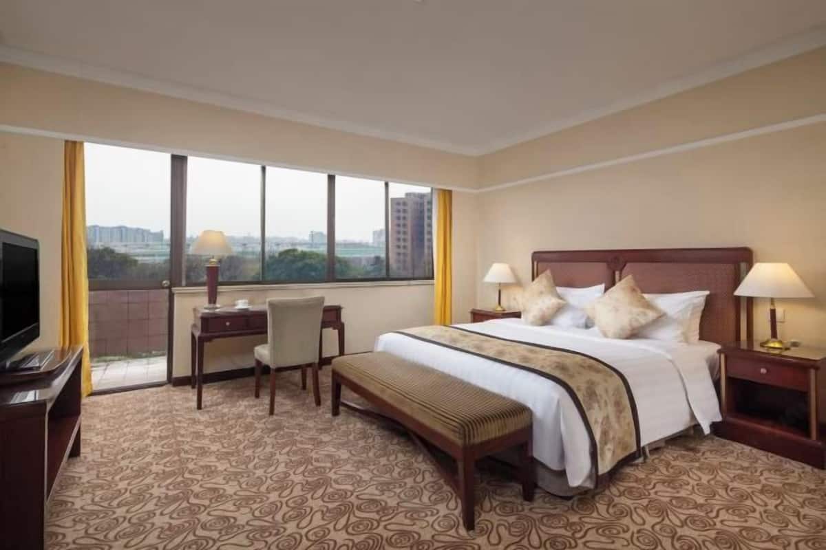 Minibar, in-room safe, desk, blackout curtains