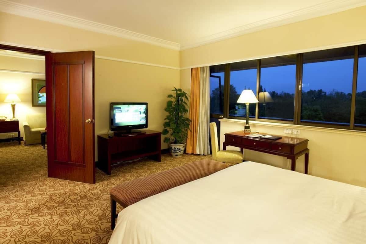 Superior Suite, Garden View | Minibar, in-room safe, desk, blackout drapes