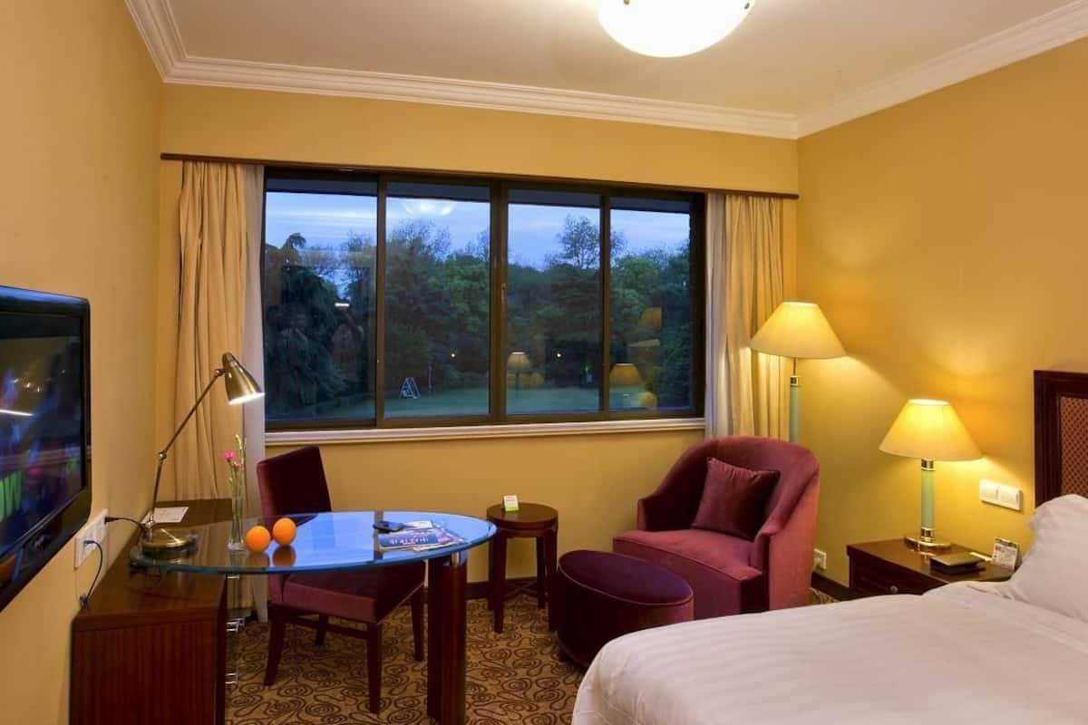 Superior Room, Garden View | Minibar, in-room safe, desk, blackout drapes