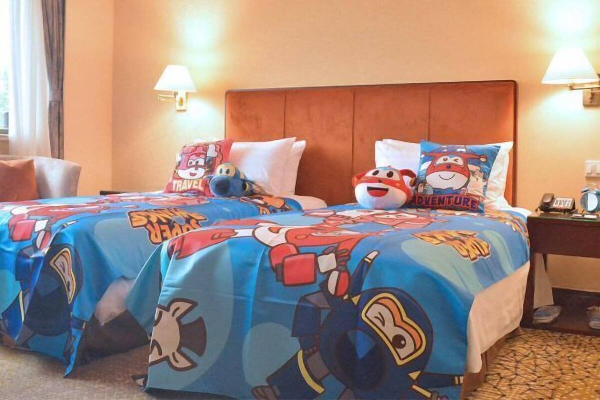 Minibar, caja fuerte, escritorio y cortinas opacas
