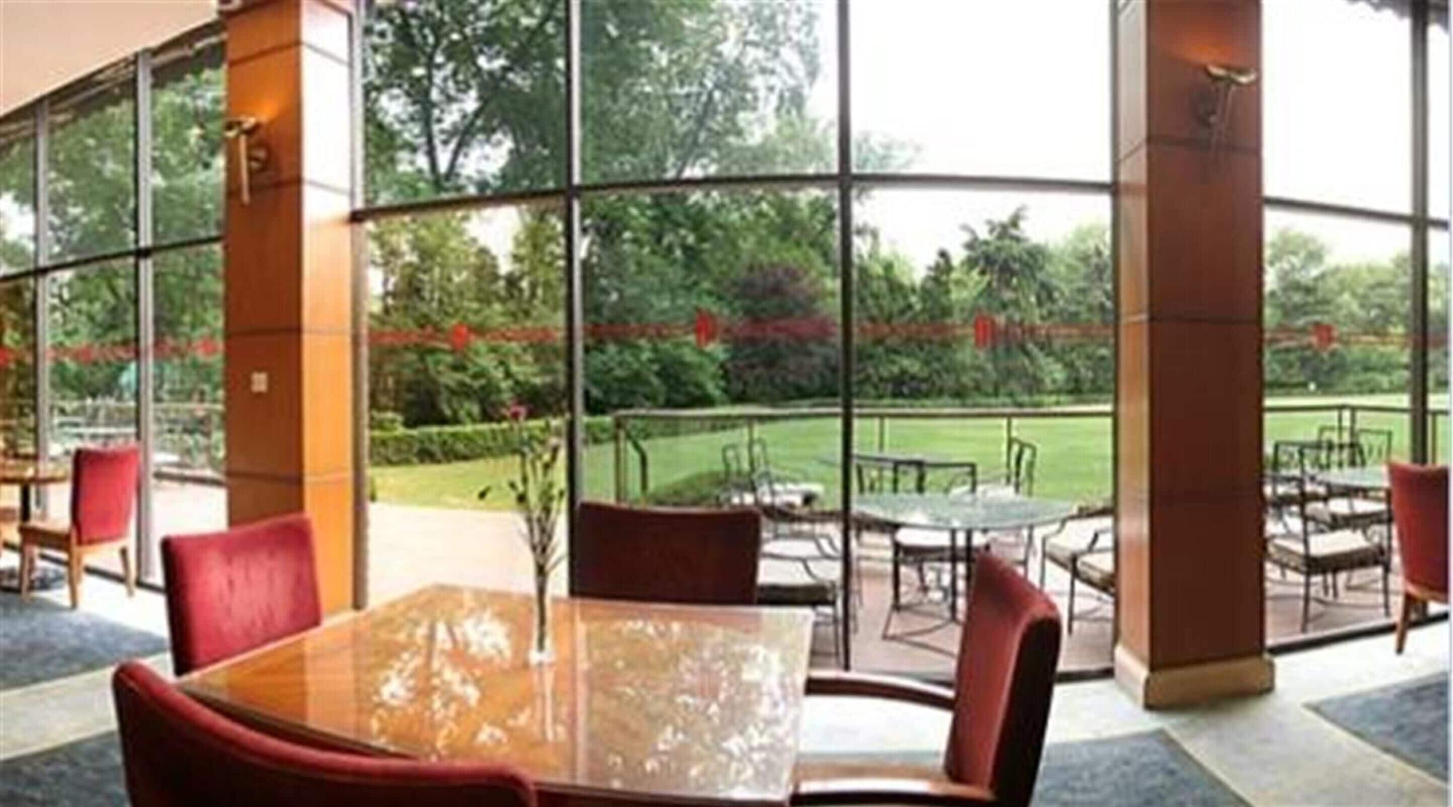 4 restaurants, breakfast served