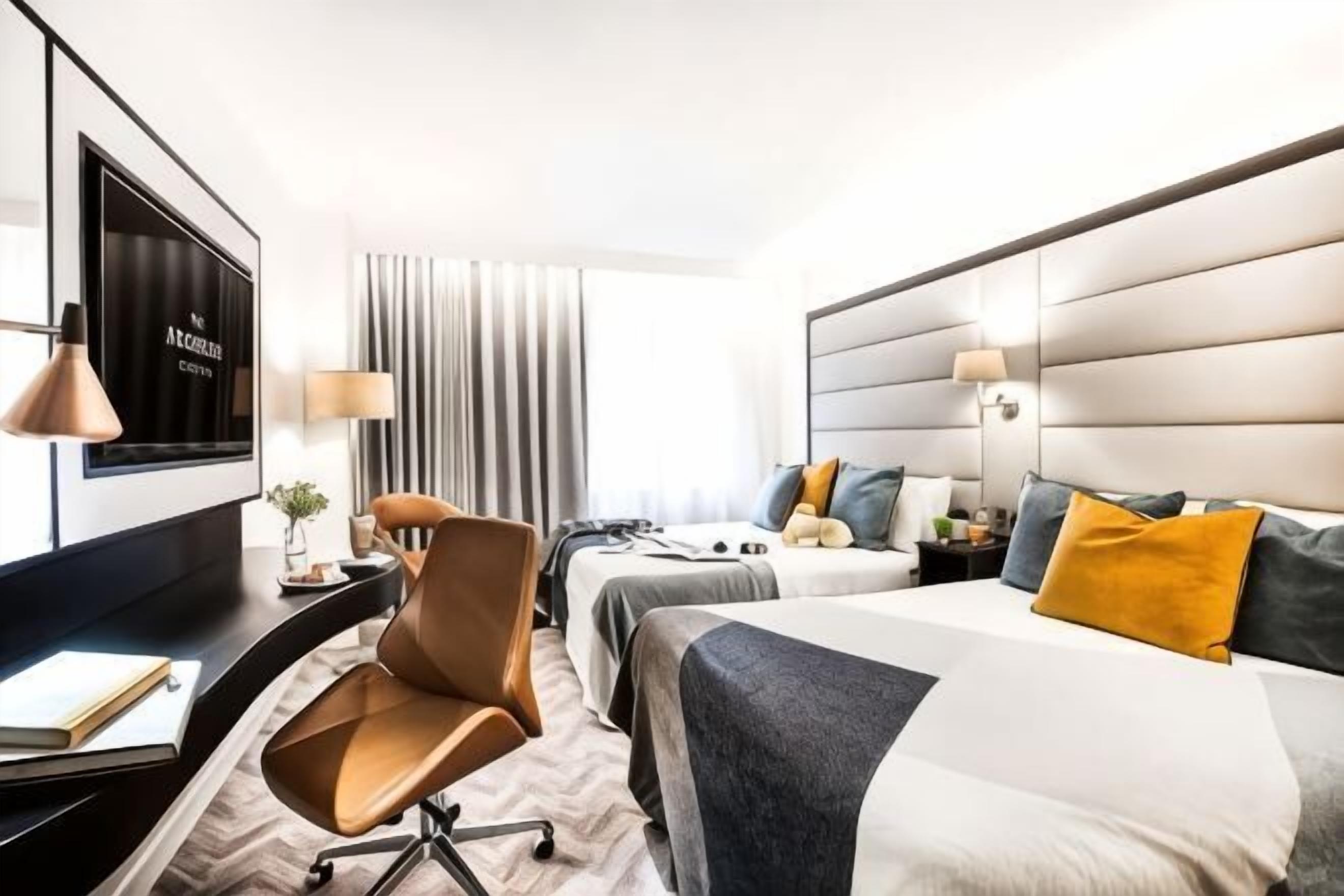 أغطية فراش متميزة وخزنة داخل الغرفة ومكتب وتجهيزات عازلة للصوت