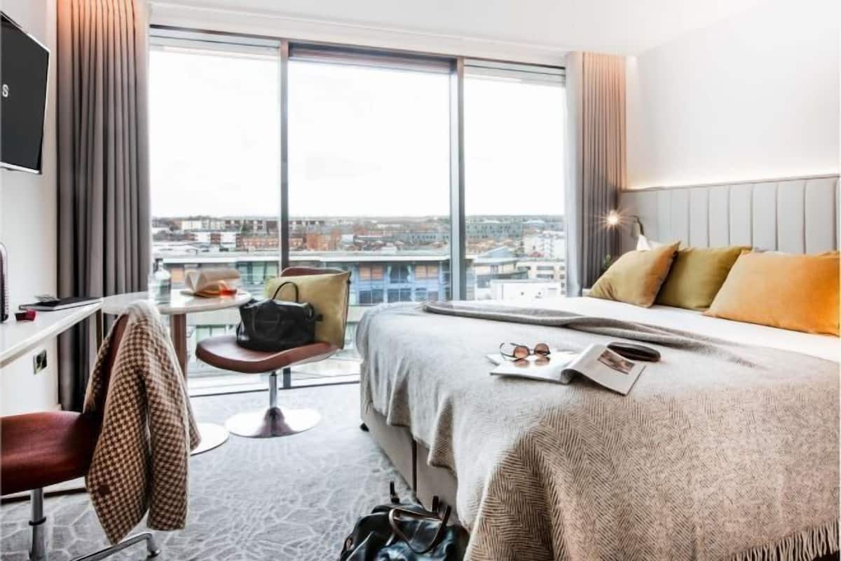 1 bedroom, premium bedding, in-room safe, desk