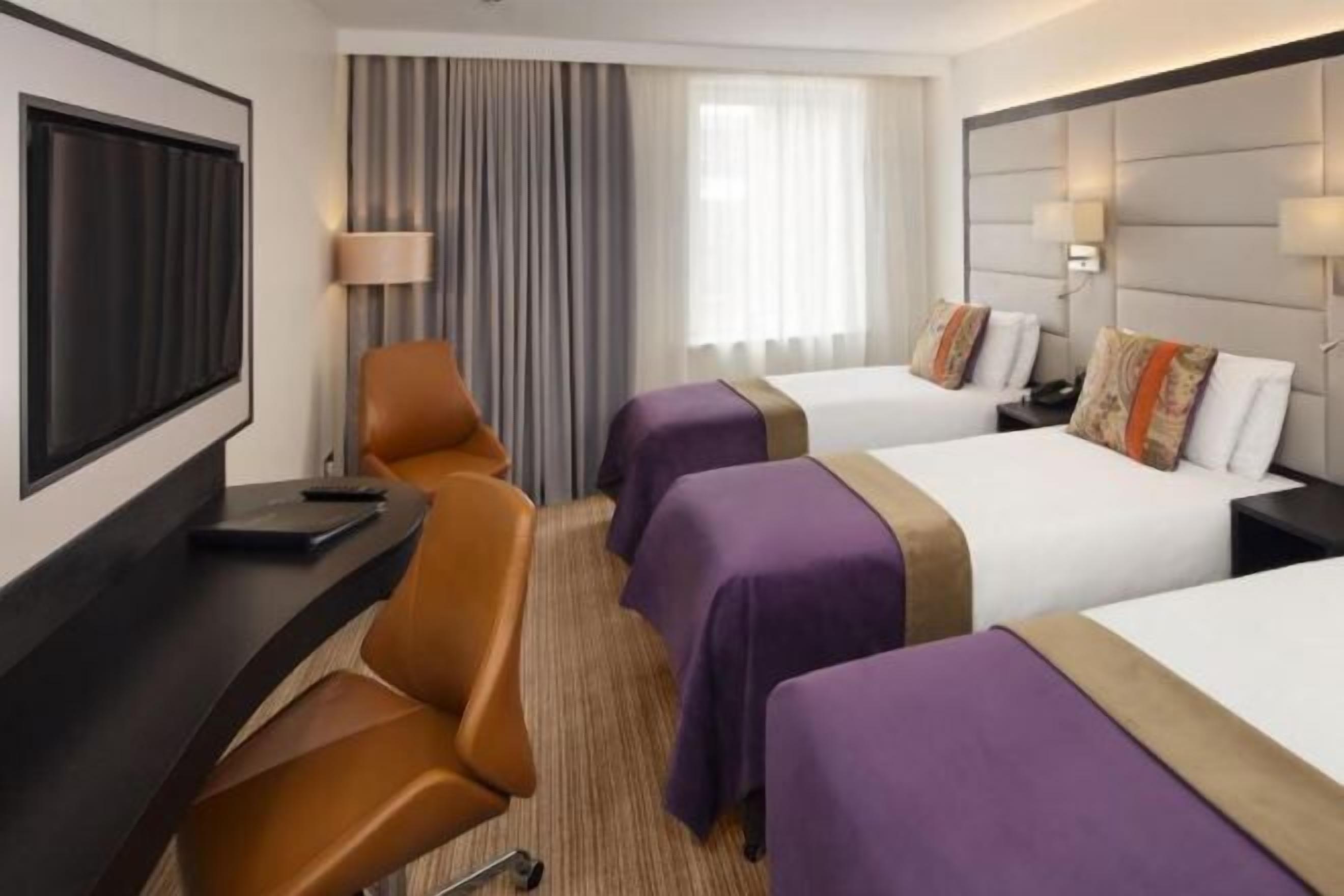 أغطية فراش متميزة وخزنة داخل الغرفة ومكتب وتجهيزات عازلة للصوت