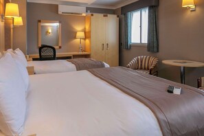 Chambre Confort, Plusieurs lits, non-fumeur | 1 chambre, literie de qualité, coffre-fort, bureau