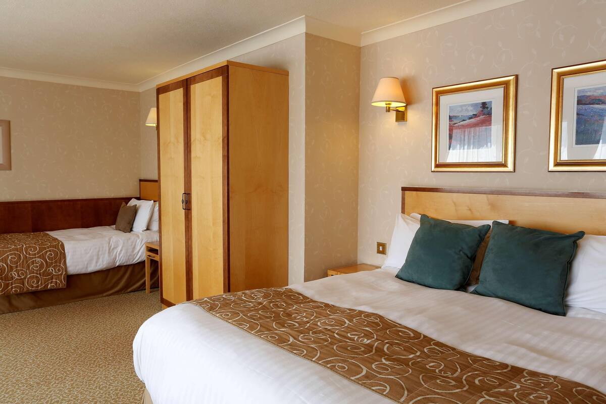 Premium bedding, in-room safe, desk, laptop workspace