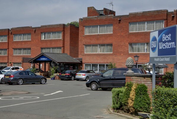 A Best Western hotel with a reception area and multiple parked cars.
