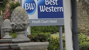 Ein Schild für das Best Western Heath Court Hotel, das Name und Logo des Hotels deutlich zeigt.