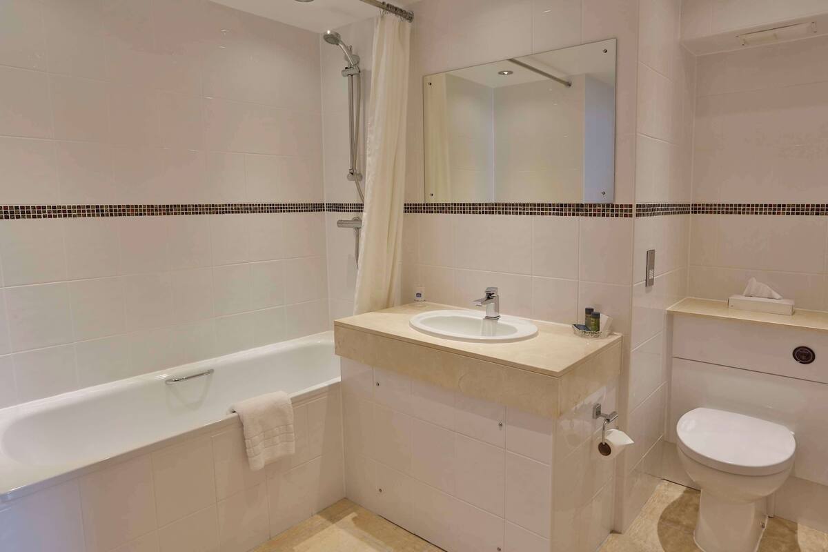 comfort room, multiple beds, non smoking | bathroom | combined shower/bathtub, free toiletries, hair dryer, towels