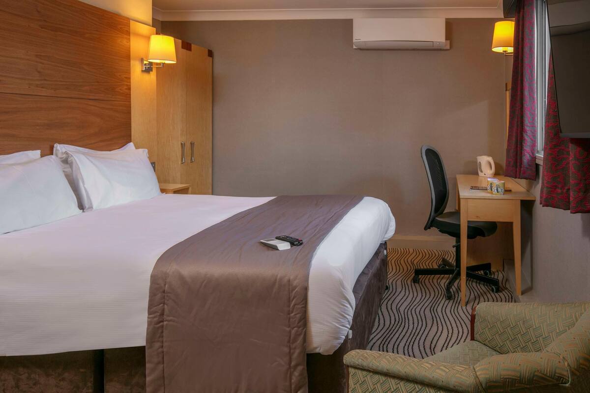Premium bedding, in-room safe, desk, laptop workspace