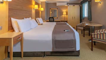 Phòng tiện nghi đơn giản, nhiều giường, không hút thuốc | Bộ đồ giường cao cấp, két bảo mật tại phòng, bàn