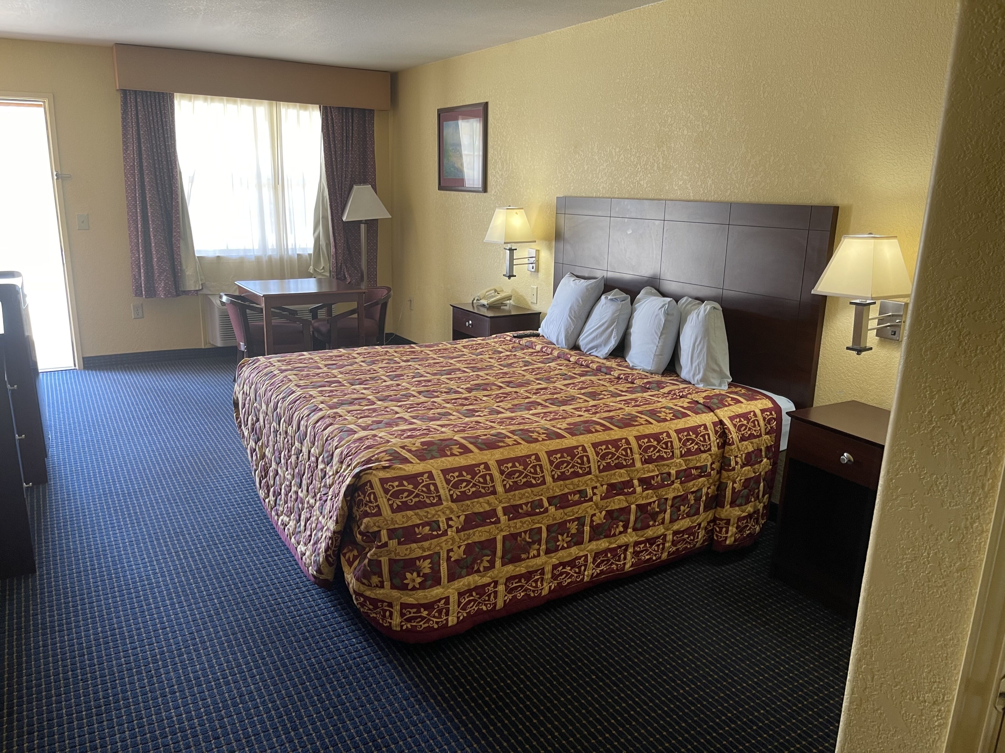 Standard Room, 1 King Bed | ผ้าม่านกันแสง, เตารีด/โต๊ะรีดผ้า, Wi-Fi ฟรี, ผ้าปูที่นอน