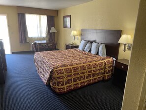 Standard Room, 1 King Bed | Cortinas opacas, tabla de planchar con plancha, wifi gratis