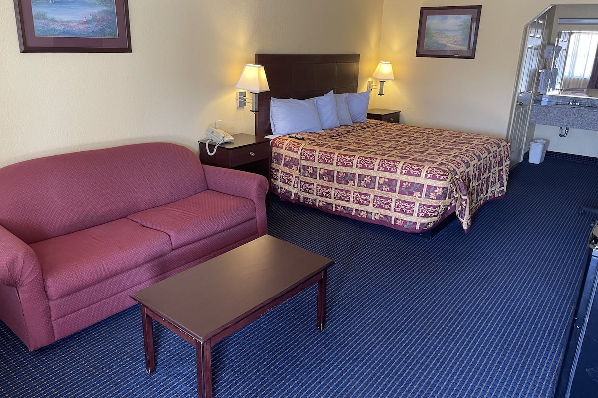 Suite, 1 King Bed | Blackout drapes, iron/ironing board, free WiFi, bed sheets