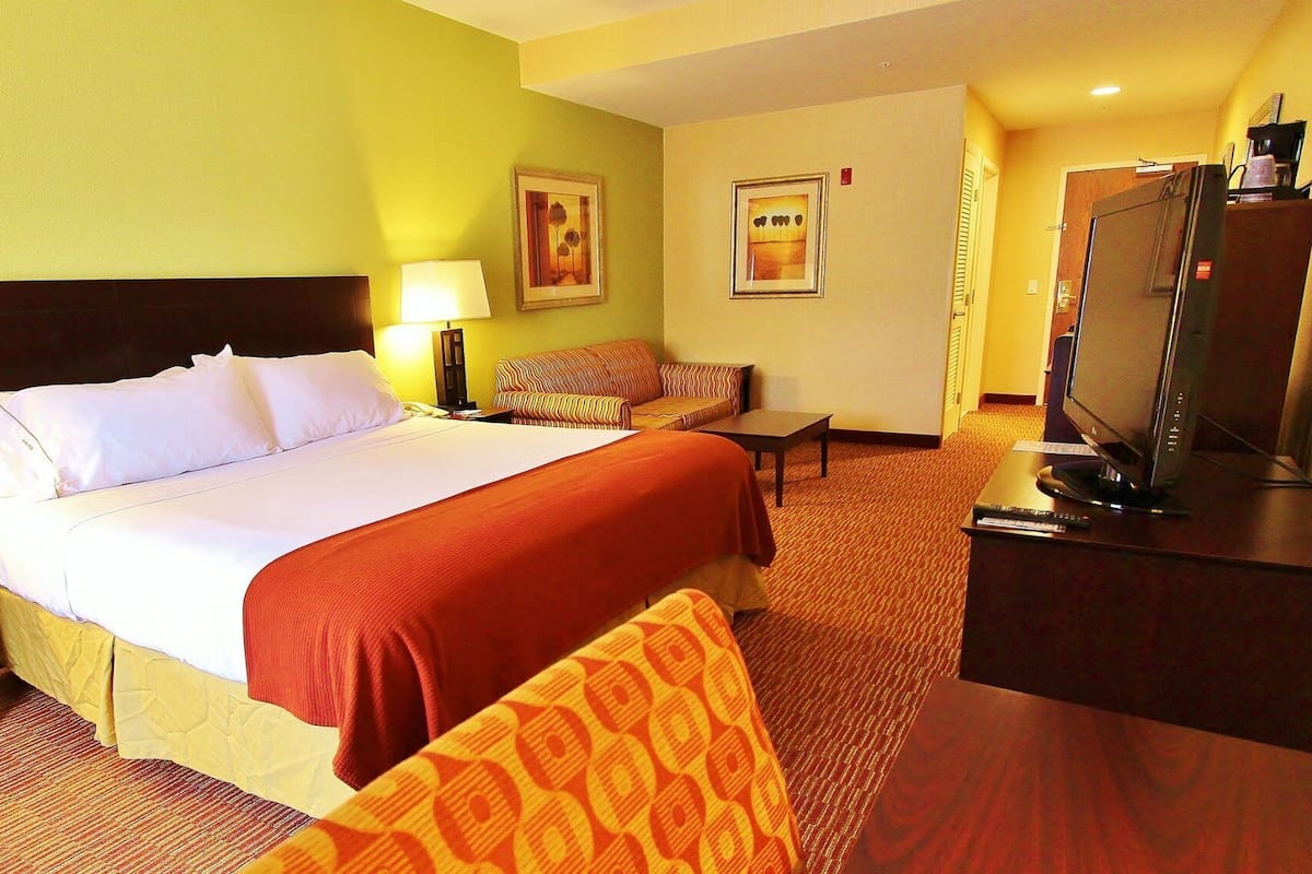 Premium bedding, in-room safe, desk, iron/ironing board