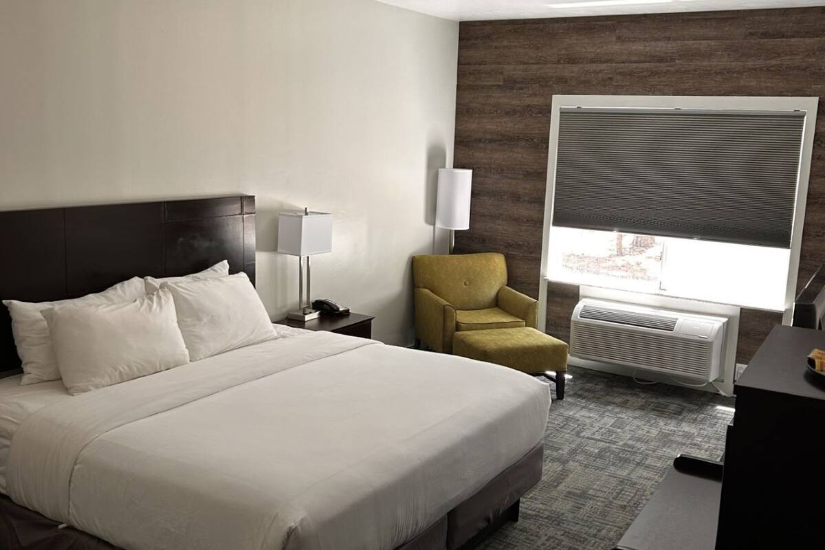 Combined shower/bathtub, free toiletries, hair dryer, towels