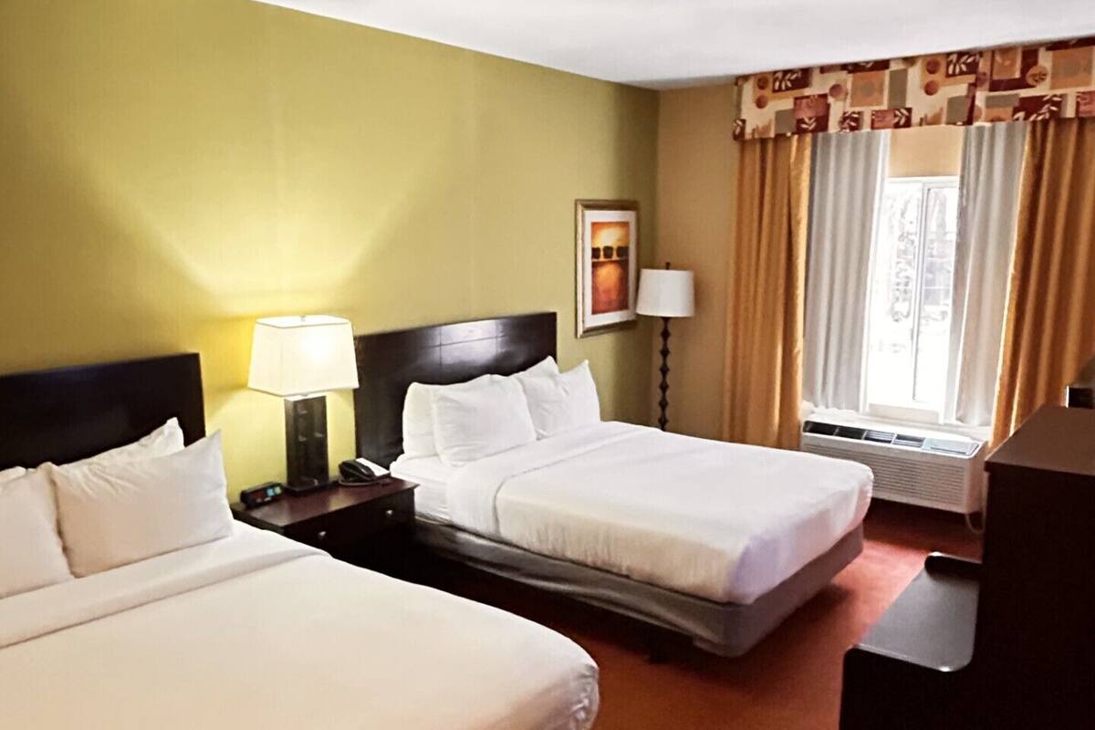 Premium bedding, in-room safe, desk, iron/ironing board