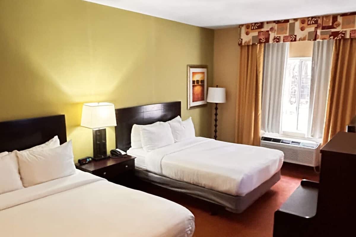 高級寢具、客房內保險箱、書桌、熨斗/熨衣板