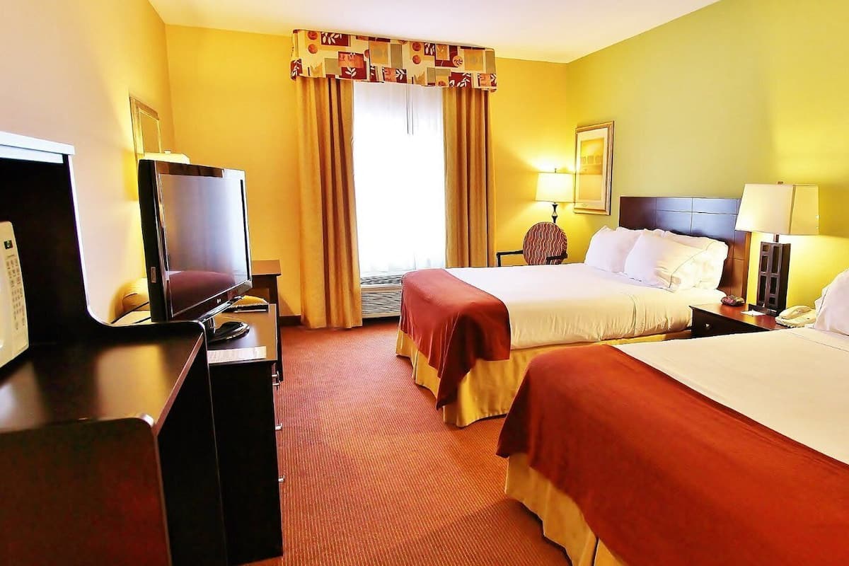 Premium bedding, in-room safe, desk, iron/ironing board