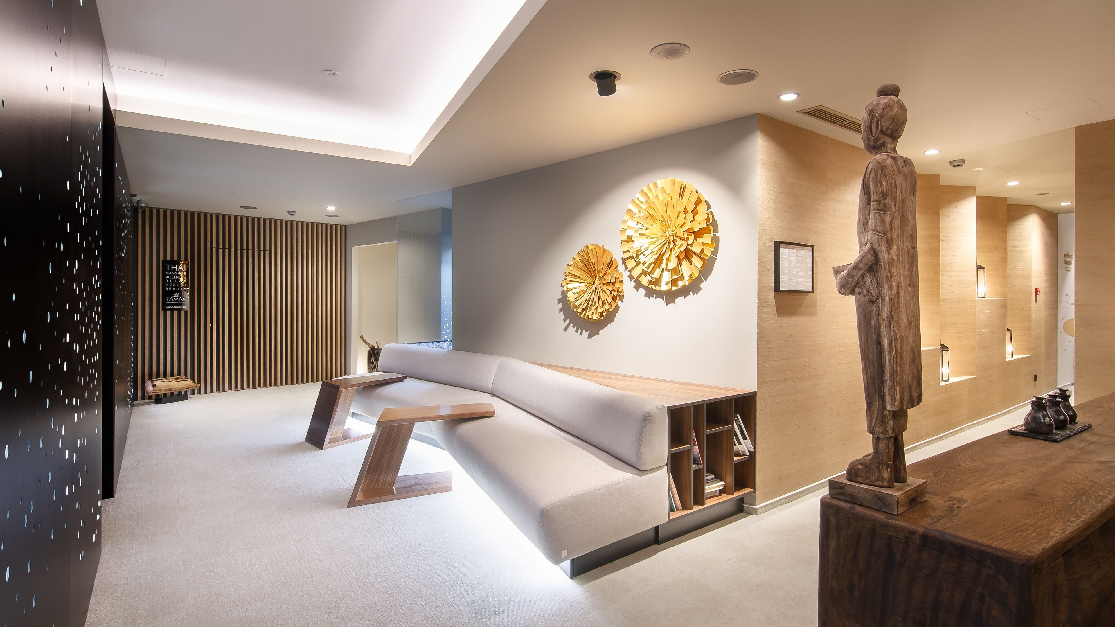 Um interior moderno com sofá, detalhes em madeira e arte decorativa na parede.
