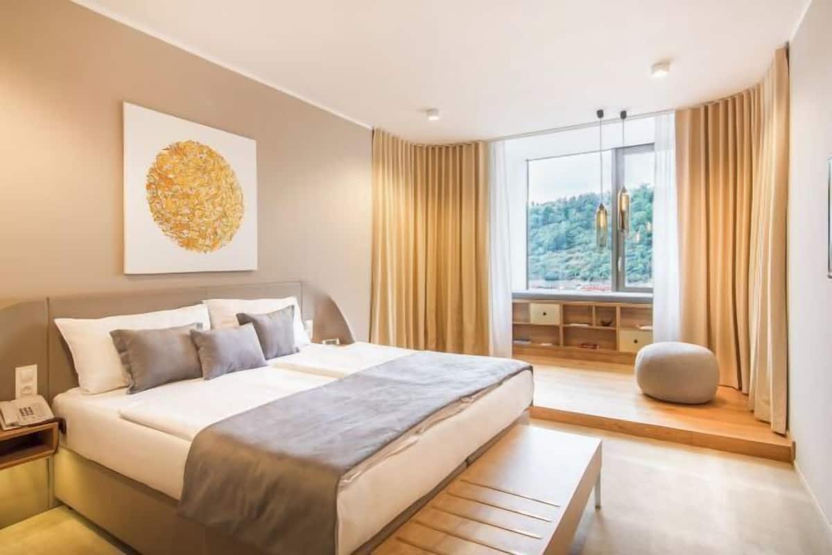 1 quarto, frigobar, cofres nos quartos, cortinas blackout