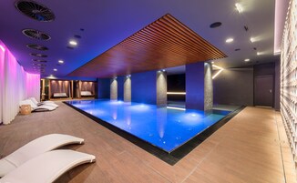 Salas para tratamentos a dois, banheira de hidromassagem