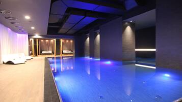 Een binnenzwembad, open van 10.00 uur tot 21.00 uur, en ligstoelen