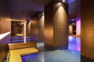 Salas de tratamiento para parejas, una bañera de hidromasaje