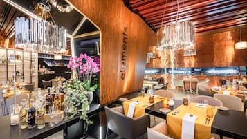 2 restaurants, breakfast, dinner served; Italian cuisine
