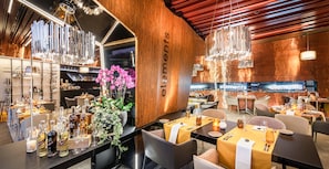 2 restaurants; breakfast and dinner served