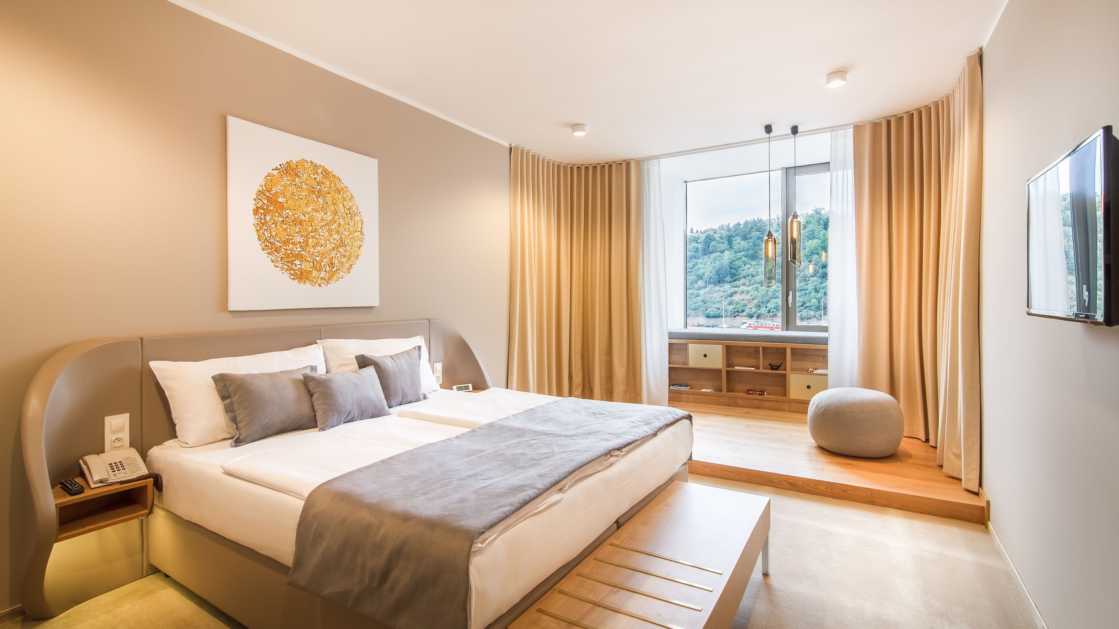 Deluxe kamer, 1 twee- of 2 eenpersoonsbedden, uitzicht op rivier | 1 slaapkamer, een minibar, een kluis op de kamer