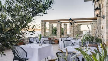 Petit-déjeuner et dîner servis sur place, spécialités Cuisine française