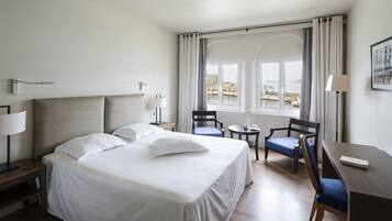 Chambre supérieure | Articles de minibar gratuits, coffre-fort, bureau, lit de bébé (gratuit)