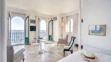 Deluxe Room | Free minibar, in-room safe, desk, free cots/infant beds