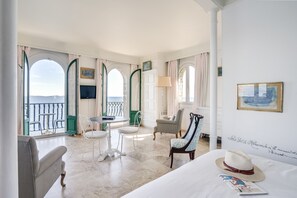 Deluxe-huone | Ilmaiset minibaarituotteet, tallelokero huoneessa, työpöytä