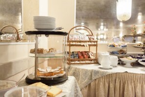 朝食 (ビュッフェ)、毎日提供 (有料)