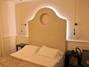 Minibar, coffres-forts dans les chambres, bureau, rideaux occultants
