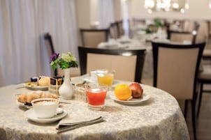 Café da manhã com buffet todos os dias mediante uma taxa