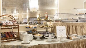 A buffet setup with various food items and a menu sign. - Hotel San Luca (Verona)