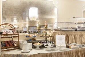 Desayuno buffet (EUR 13 por persona) 