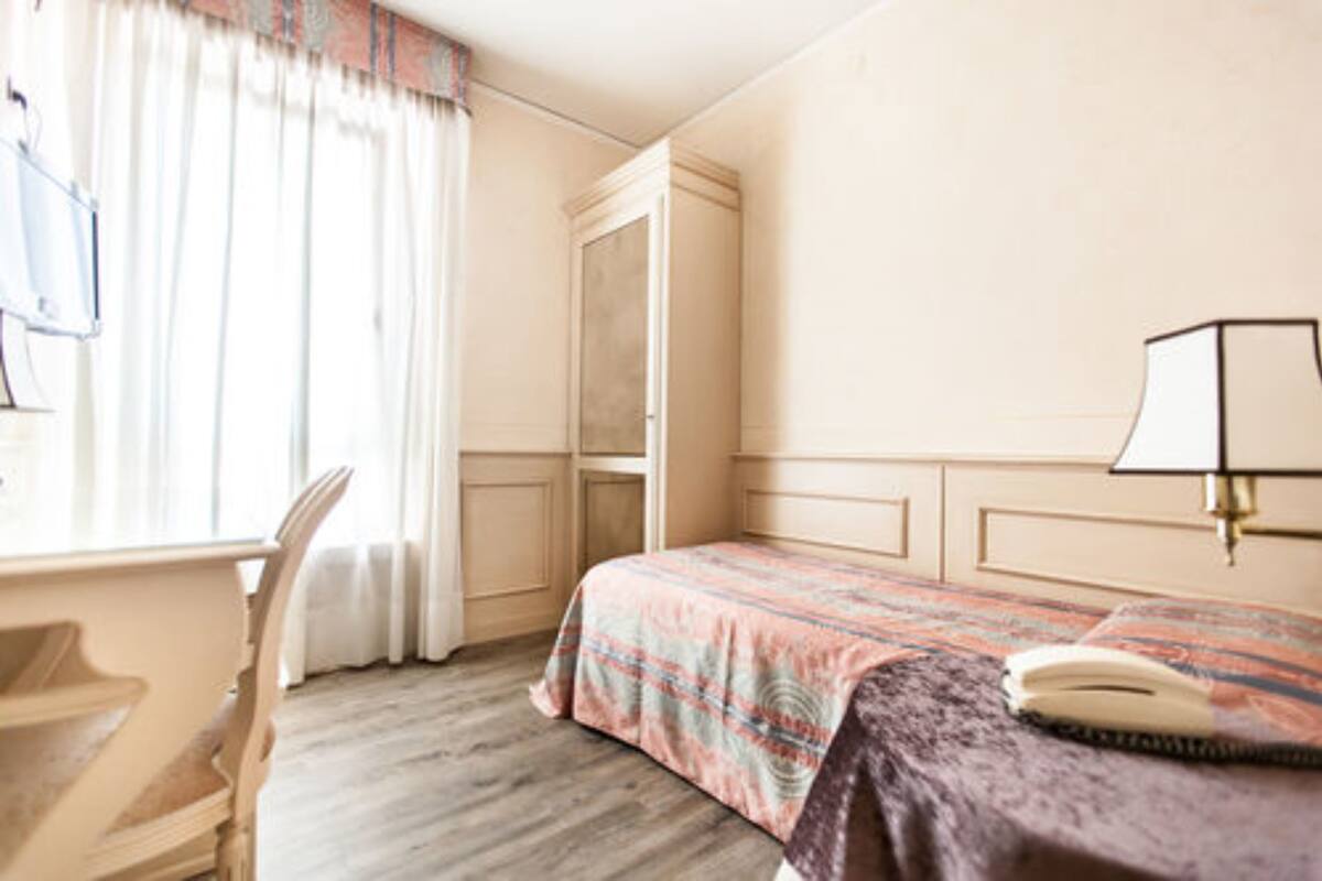 シングルルーム (one single bed) | 部屋からの景観