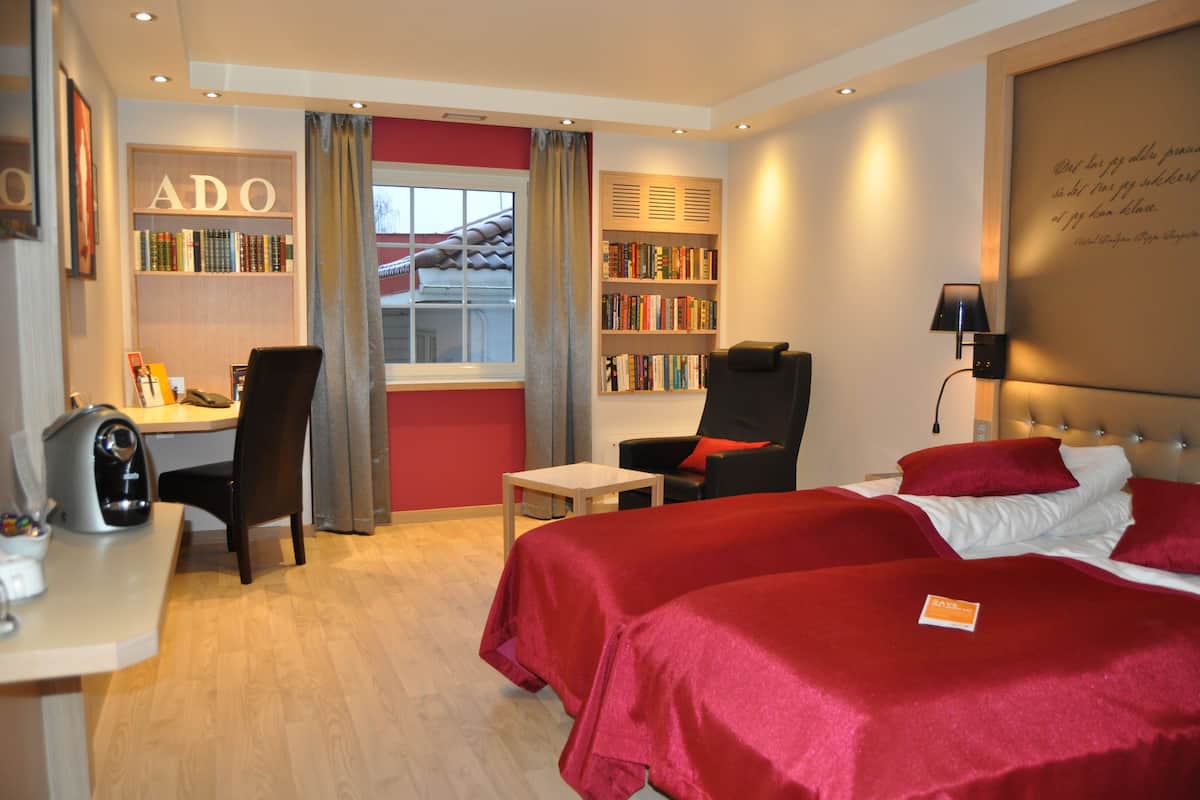 Habitación estándar, 1 cama matrimonial, para no fumadores | Escritorio, tabla de planchar con plancha y cunas