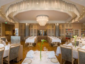 朝食、ランチ、ディナーに営業