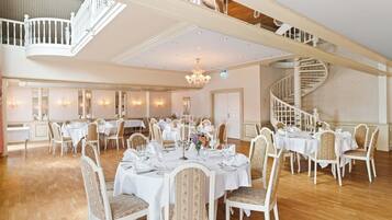 Breakfast, lunch and dinner served