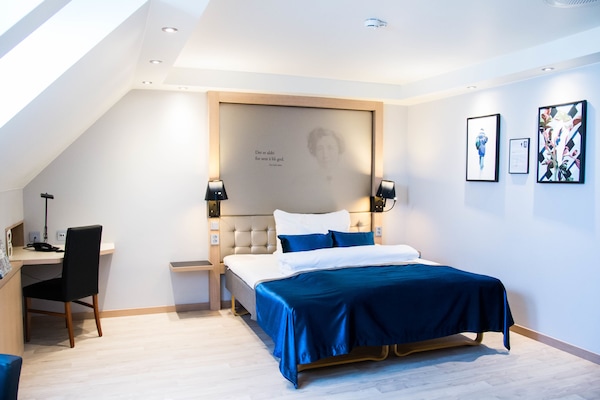 Escritorio, tabla de planchar con plancha, cunas y ropa de cama