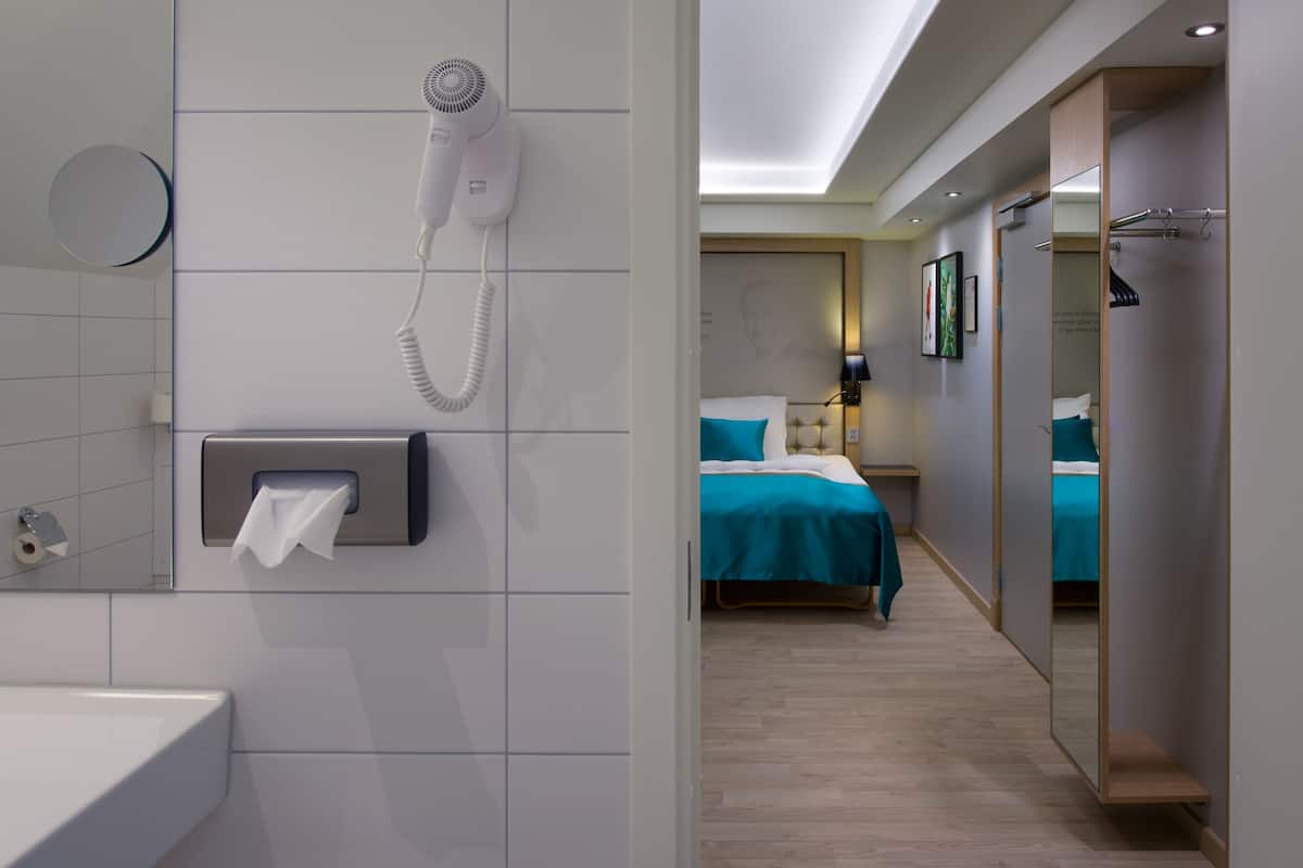 superior room, 2 single beds, non smoking | desk, iron/ironing board, cots/infant beds